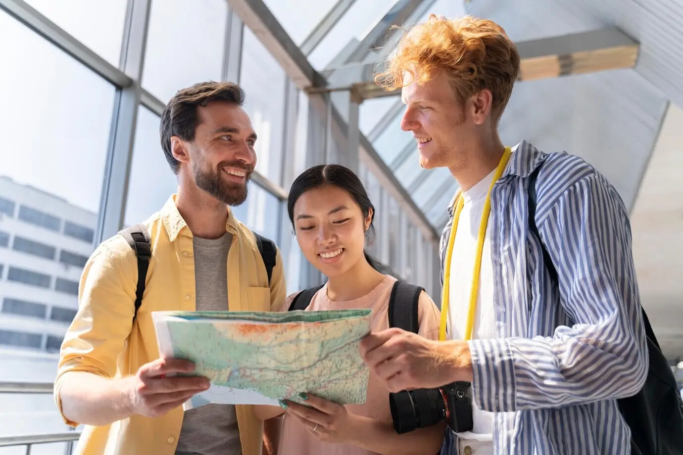 Люди, путешествующие без беспокойства о ковиде.