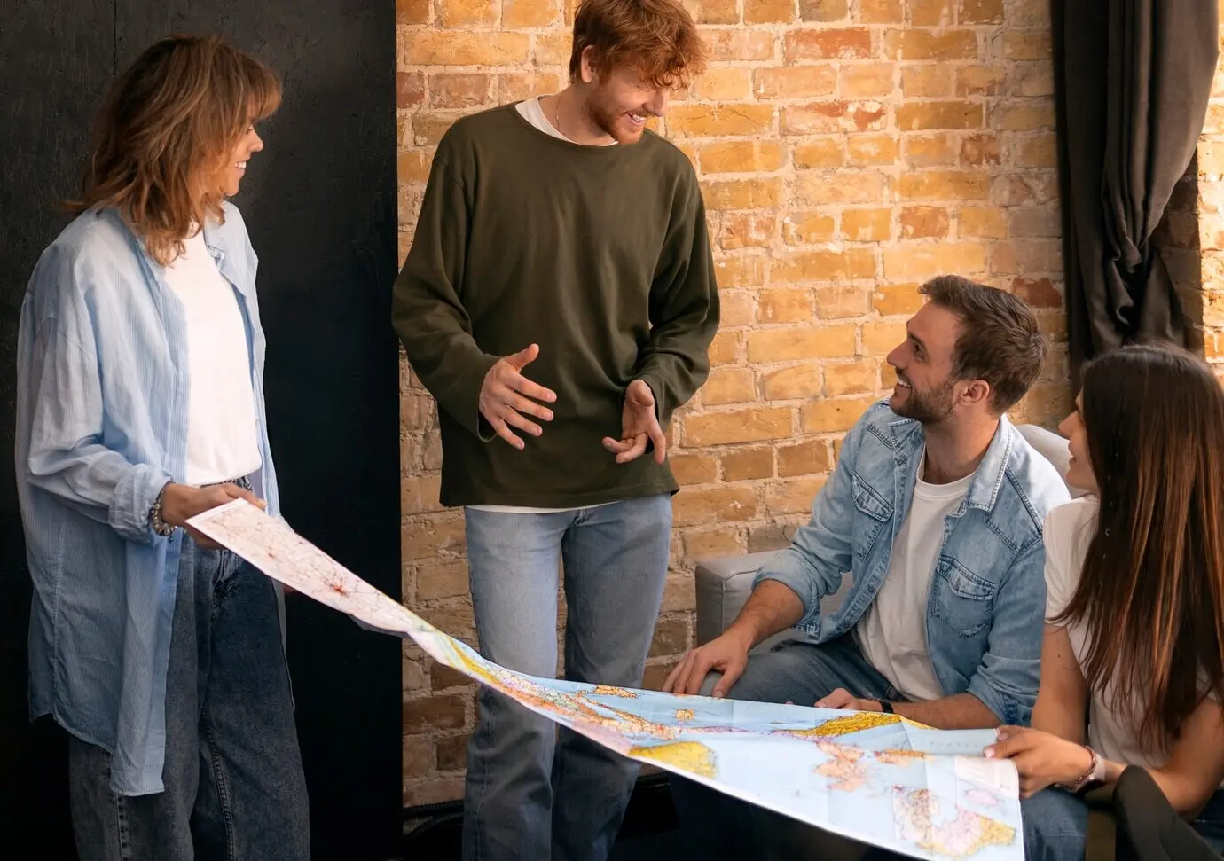 Средний план друзей, путешествующих вместе