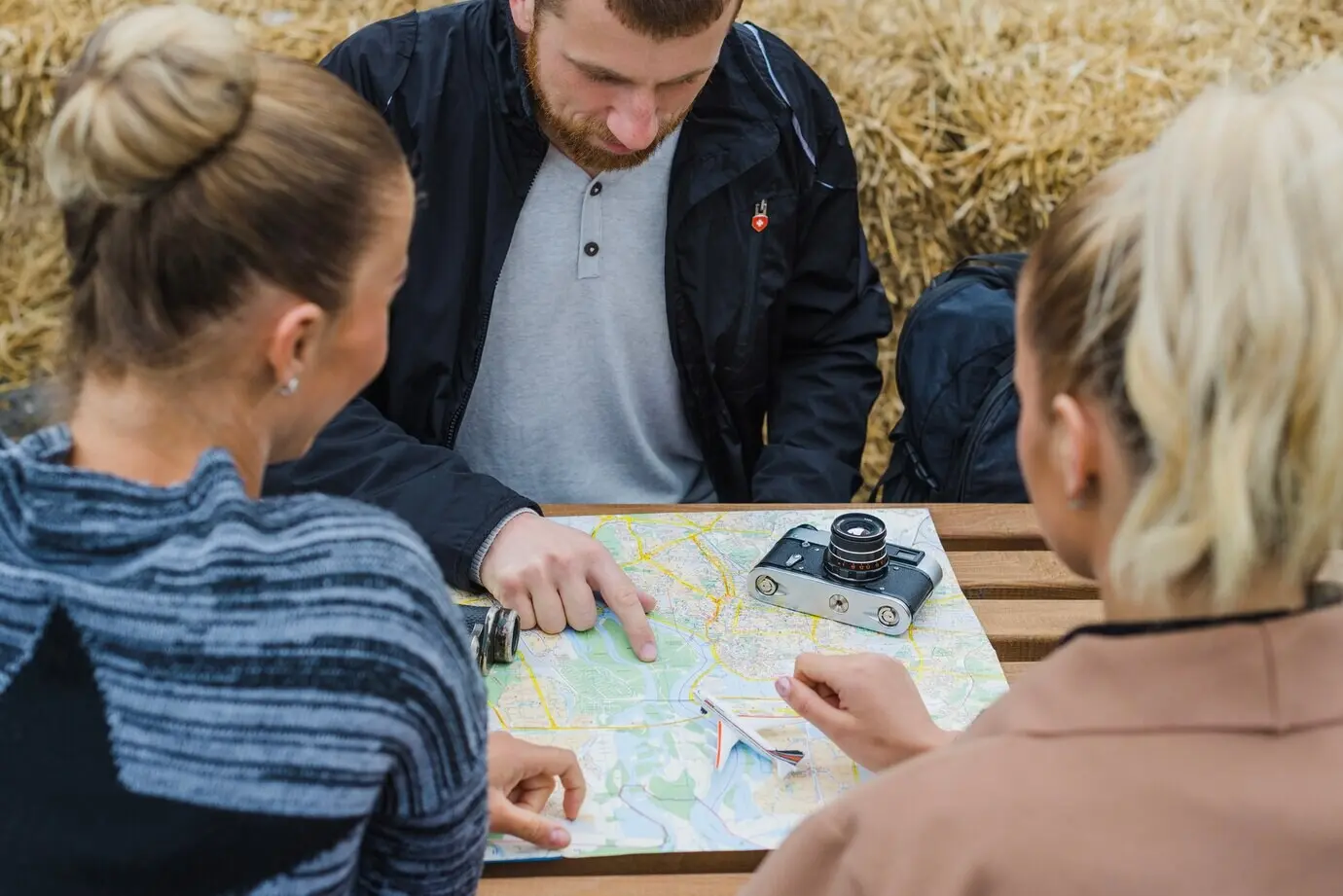 Туристы за столом с картой.