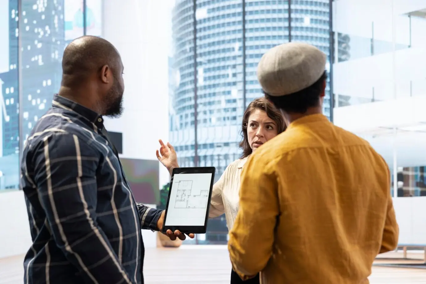 Брокер по недвижимости представляет клиентам новое офисное пространство высокого класса.